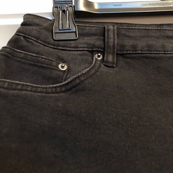 BLACK TAPE - NWT - L Sz 28 Slim-Fit Mom Jean Shorts in Black Wash. So cute! - Picture 9 of 14